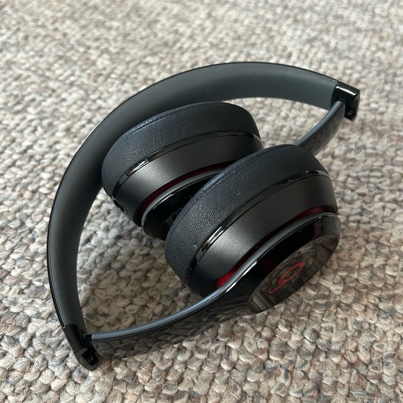 Beats by Dr. Dre Solo 2 Headphones - Picture 9 of 11